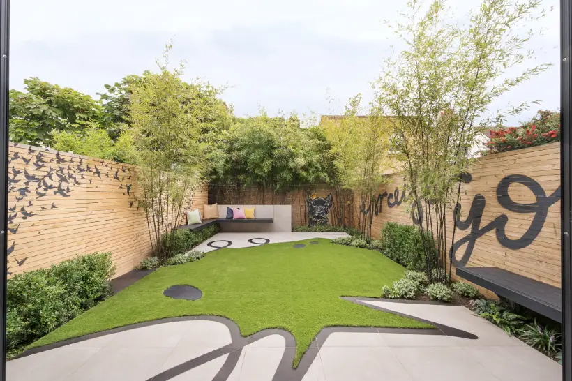 garden design featuring a graffiti ></p>